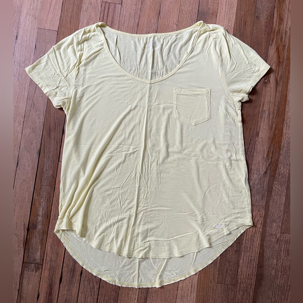 Hollister Must Have Collection pale Yellow Woman’s V neck T-shirt